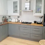 Entire Fully Renovated House In London Chiswick W4