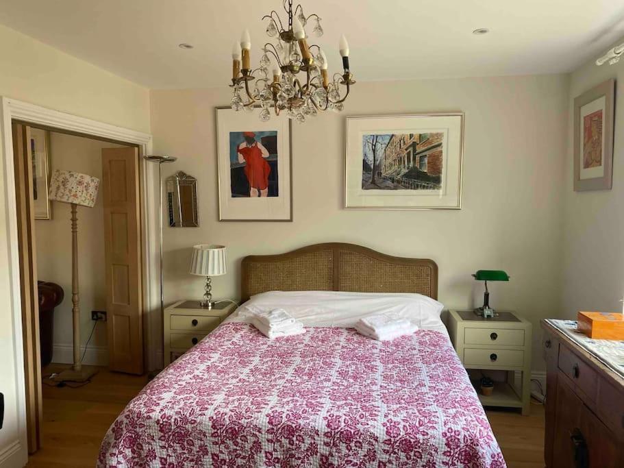 Entire Fully Renovated House In Chiswick W4 Holiday home *