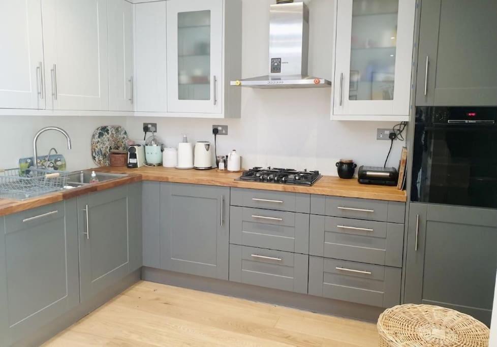Entire Fully Renovated House In Chiswick W4 Holiday home *